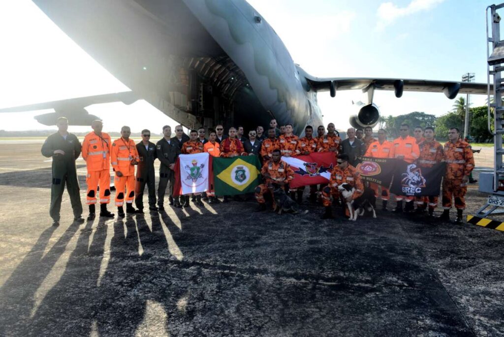 Bombeiros do Governo do Ceará embarcam para trabalhar no resgate das vítimas de enchentes no Rio Grande do Sul 3 img 1291 1