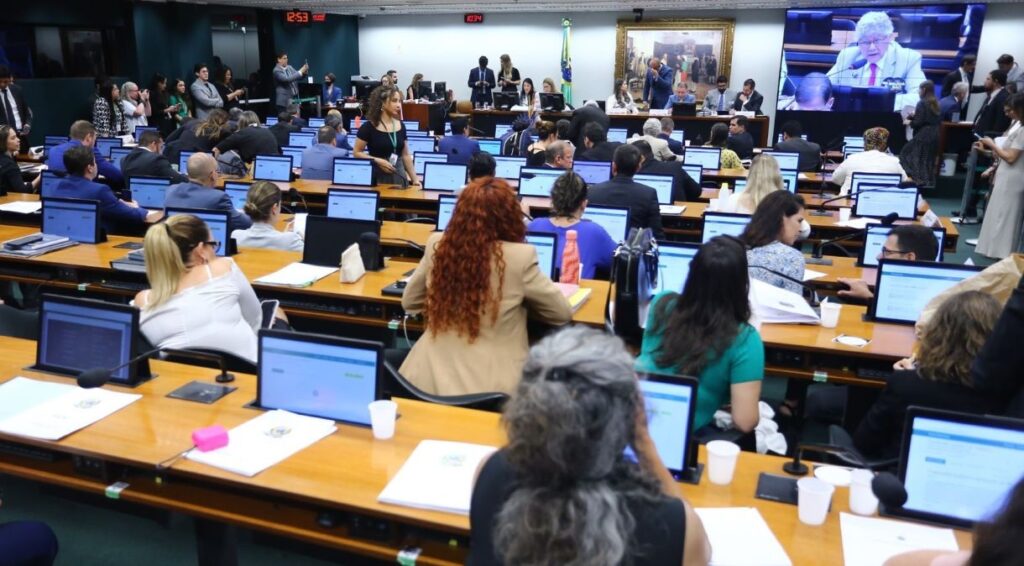 Parada há 13 anos, PEC que autoriza trabalho para adolescentes volta à pauta da CCJ 9 img 3099 1