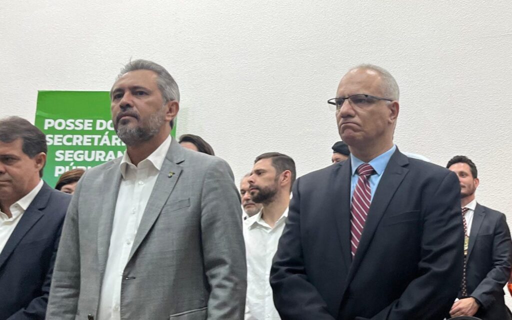 Novo secretário de Segurança Pública do Ceará promete combate implacável contra o crime 7 O delegado federal Roberto Sá assume a Secretaria de Segurança Pública do Ceará com promessas de rigor e eficiência no combate à criminalidade. Governador Elmano de Freitas anuncia comitê estratégico e reforça prioridade na segurança pública.