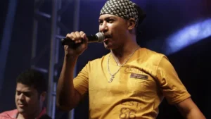Tonny Brasil, pioneiro do tecnobrega, faleceu aos 57 anos. Sua carreira influenciou artistas como Gaby Amarantos e Joelma. Legado inclui mais de 2000 composições.