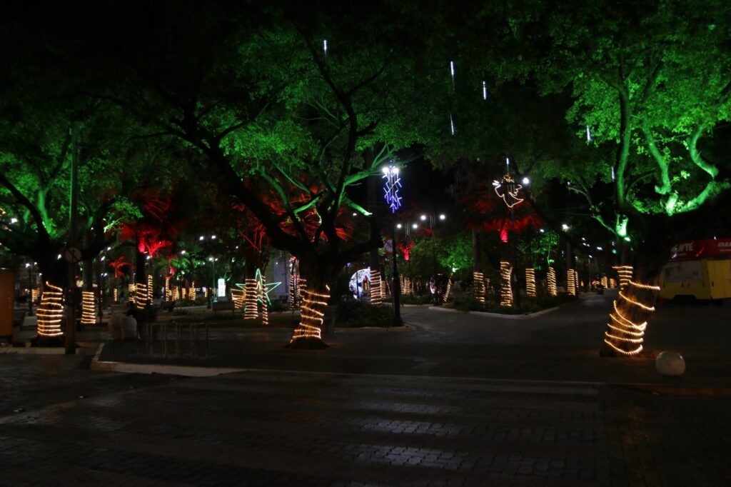 Prefeitura inicia decoração natalina nos espaços públicos de Juazeiro 9 IMG 20241125 WA0013