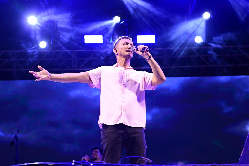 Grande público marca a abertura do Festival Padim Ciço 2024 com muita emoção e louvor 3 IMG 20241129 WA0006