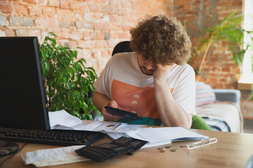 13° salário: como fazer o dinheirinho extra render? 8 caucasian upset despair man doing financial economical reports