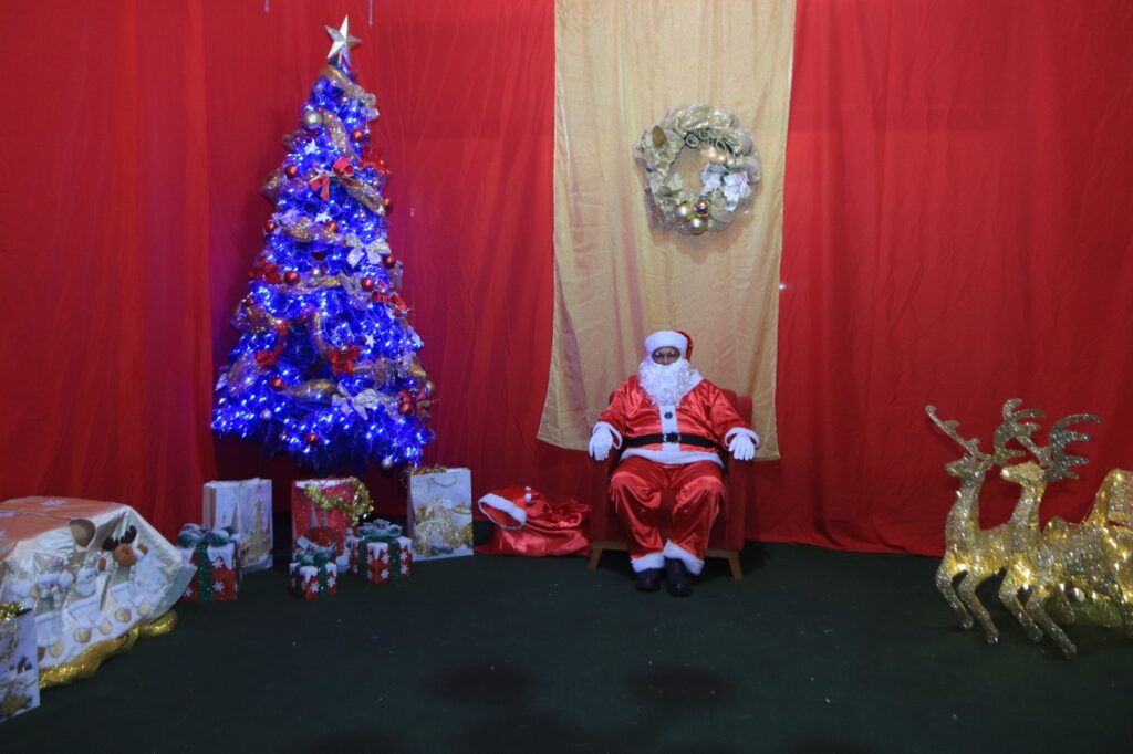 Papai Noel recebe crianças na Escola de Saberes, em Juazeiro do Norte 3 WhatsApp Image 2024 12 16 at 13.54.23
