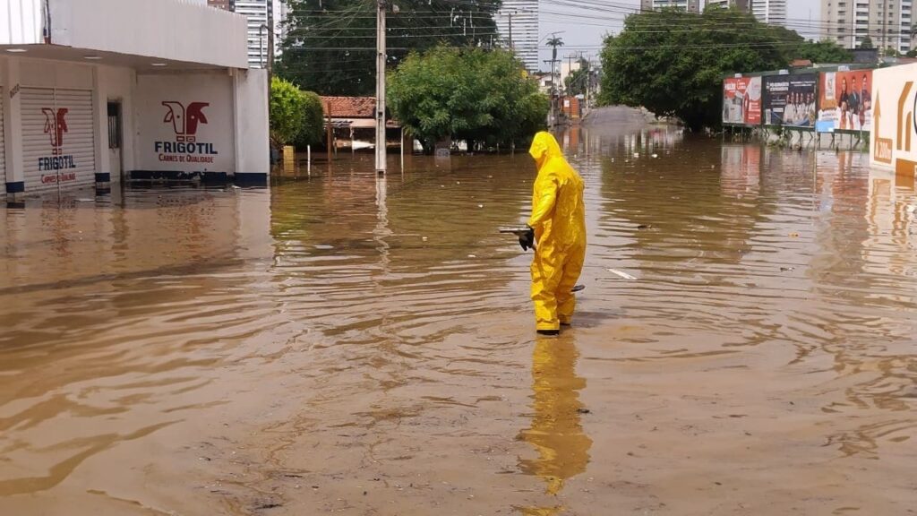 Juazeiro: SEINFRA realiza desobstrução na Lagoa da APUC 3 O bairro Lagoa Seca, conhecido pelos alagamentos históricos, foi fortemente afetado pela chuva de 7 de janeiro. A Secretaria de Infraestrutura (SEINFRA) realizou medidas emergenciais para minimizar os danos, com ações preventivas e projetos de macrodrenagem em andamento.