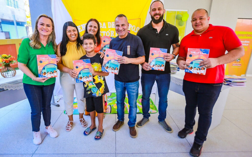 Polícia Federal investiga esquema de fraudes na compra de livros didáticos envolvendo ex-prefeito de Belford Roxo e 65 prefeituras do Ceará 10 1 1 julieta livro jonathans e geral 33673171