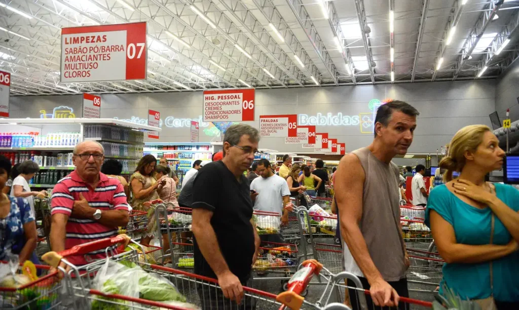 Inflação desacelera e fecha março em 0,56%, pressionada por alimentos