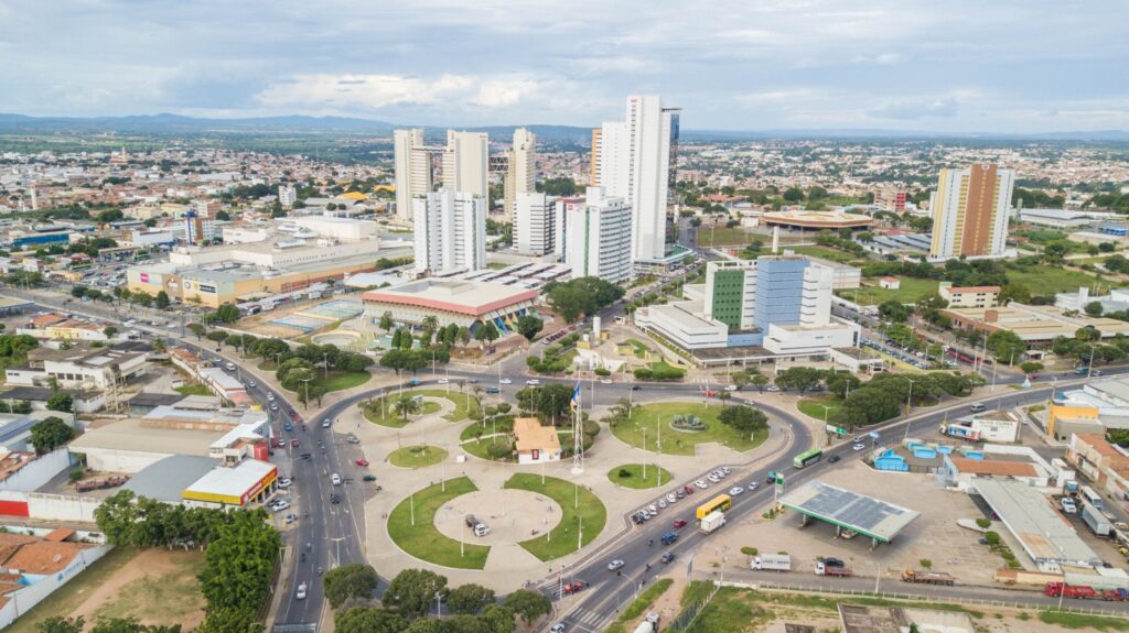 Prefeito Glêdson Bezerra reforça que salários dos servidores não serão descontados após decisão sobre reajuste inconstitucional 4 IMG 20250430 WA0030