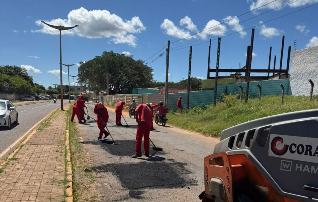 Infraestrutura de Juazeiro dá sequência a serviços de tapa-buraco, reparos em calçamento e desobstrução de bueiros 5 WhatsApp Image 2025 06 06 at 15.47.54