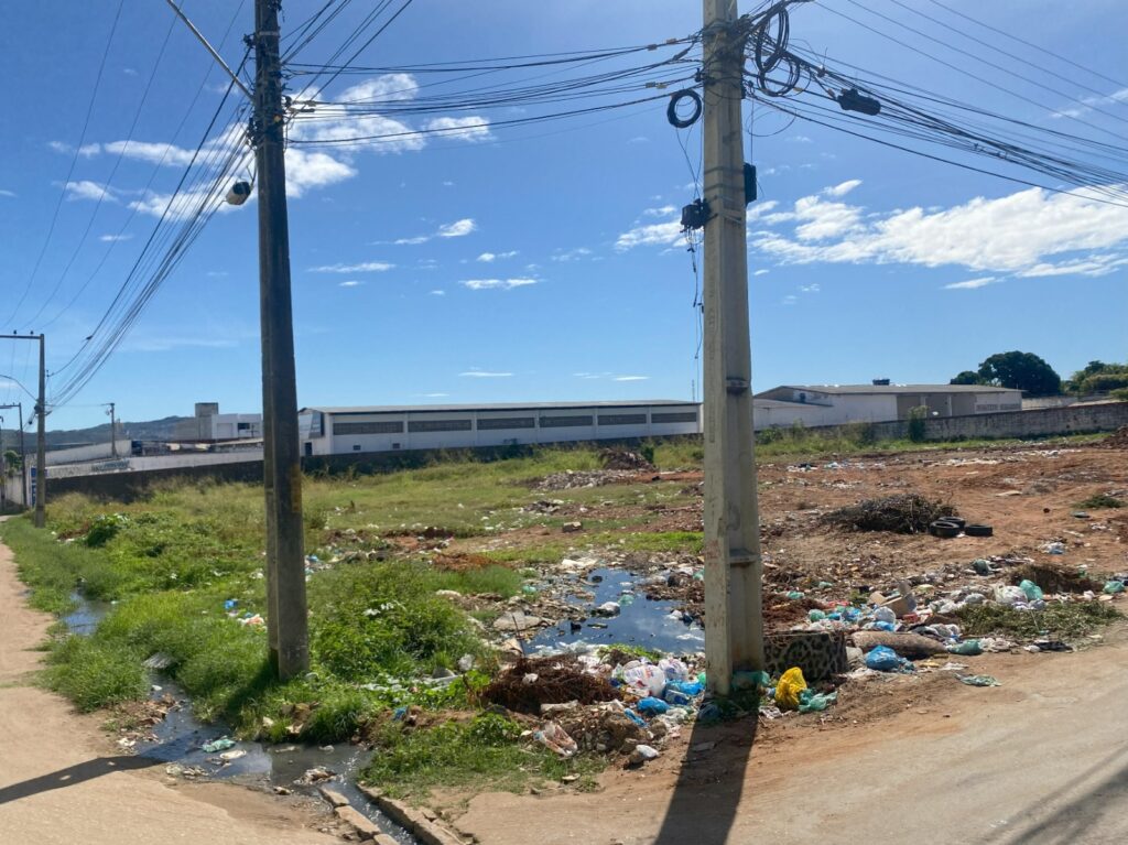 Terreno usado como lixão há mais de 10 anos no bairro Triângulo ainda não tem dono identificado, afirma Prefeitura 5 WhatsApp Image 2025 06 26 at 11.51.05
