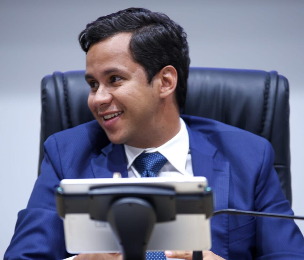 Felipe Vasques apresenta Projeto de Lei que obriga afixação de placas contra discriminação em Juazeiro do Norte 2 WhatsApp Image 2025 08 06 at 09.25.09 e1754486089589