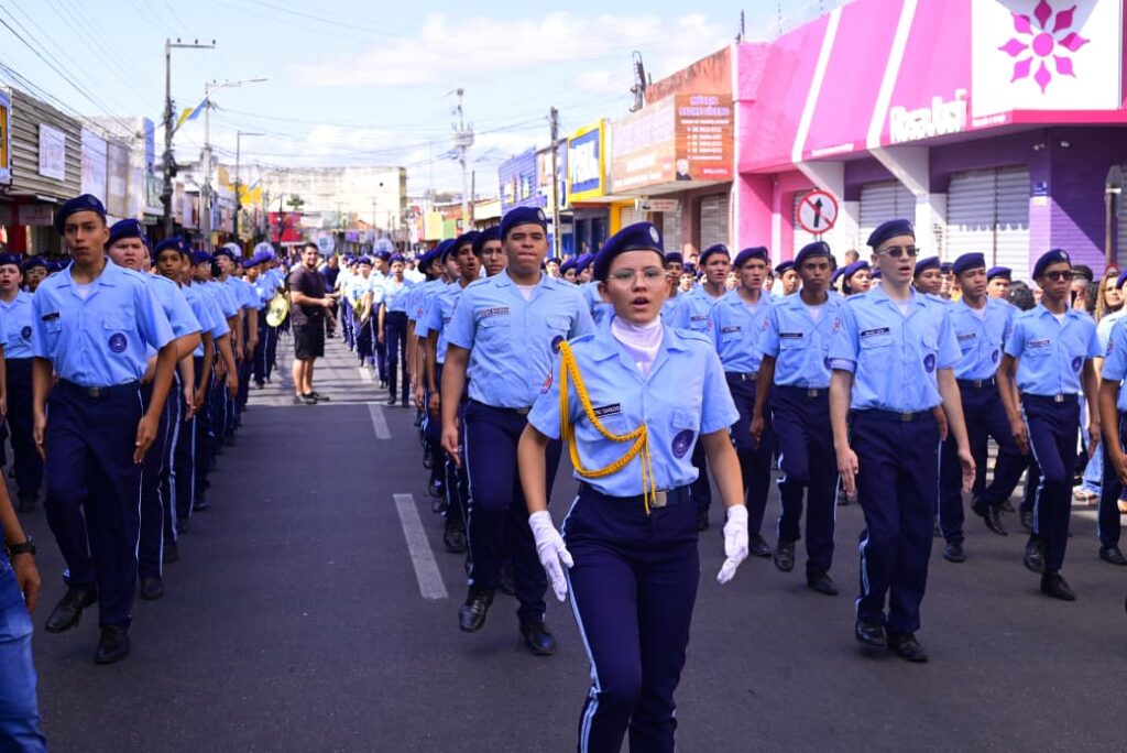 Desfile cívico em Juazeiro do Norte atrai mais de 5 mil participantes de escolas e instituições 9 WhatsApp Image 2025 09 08 at 14.19.35