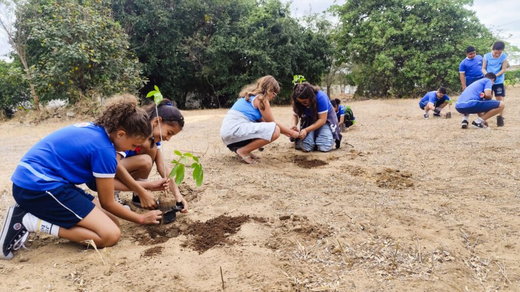Estudantes participam do plantio de árvores no Parque Ecológico das Timbaúbas durante a Primavera dos Museus 1 WhatsApp Image 2025 09 22 at 13.47.23