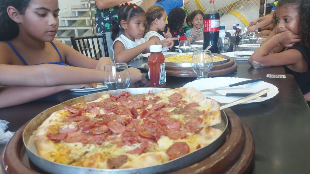 CRAS Horto promove momento para crianças em pizzaria 10 IMG 20251008 WA0042