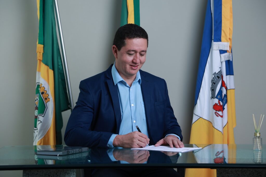 Prefeito Glêdson Bezerra assina decreto que antecipa feriado do Dia do Servidor Público 3 IMG 20251015 WA0007