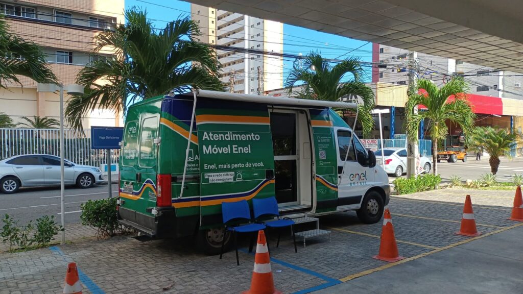 A acao itinerante percorre bairros do municipio para facilitar o acesso aos servicos da distribuidora