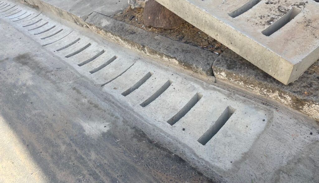 Rua da Glória tem tampas de passagem e canaletas trocadas em Juazeiro do Norte 10 IMG 20251203 WA0062