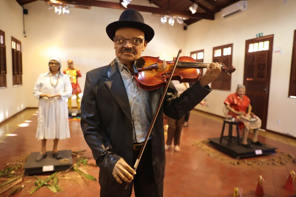 Exposição “Memorial Imortais - Recortes Esculpidos da Tradição” integra programação do Ciclo de Reis em Juazeiro do Norte 8 IMG 20251218 WA0047