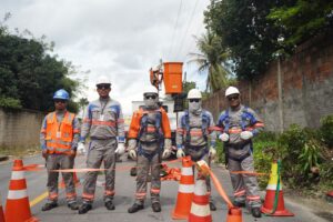 Para comunicar ocorrencias solicitar servicos ou informacoes os clientes podem entrar em contato pelo aplicativo Enel Ceara pelo site da companhia ou pela Central de Atendimento