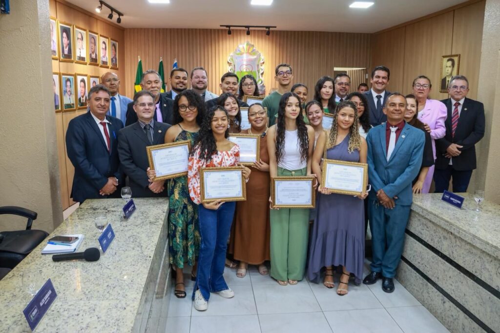 Câmara do Crato homenageia alunos do Alcance Enem com Diploma de Mérito Legislativo 6 IMG 20260210 WA0028