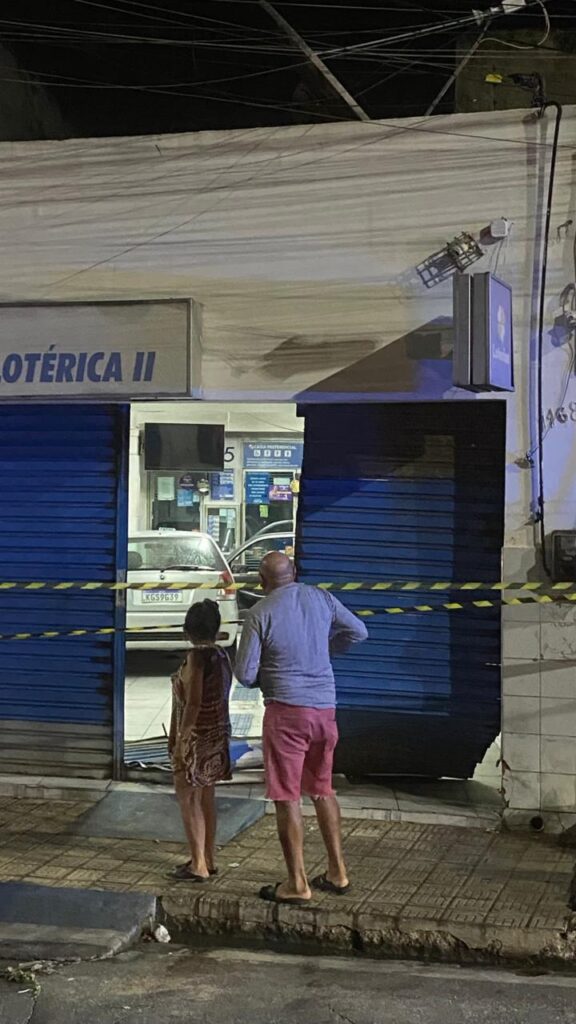 Carro invade casa lotérica e causa susto no início da noite em Juazeiro do Norte 1 WhatsApp Image 2026 02 08 at 21.40.33 1