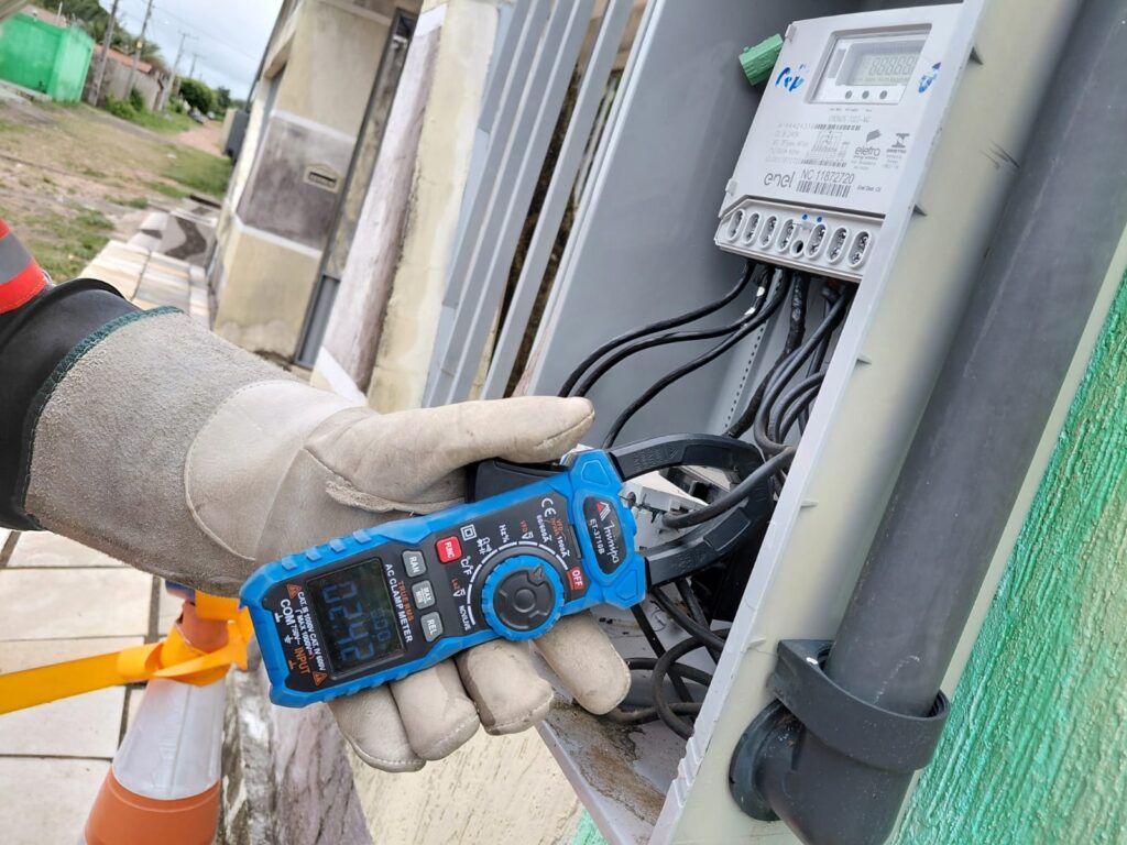 As prisoes de tres mulheres e dois homens ocorreram durante inspecoes em unidades residenciais quando tecnicos identificaram ligacoes irregulares