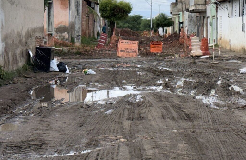 Atraso em obra de esgotamento sanitário da Cagece impacta início de pavimentação e drenagem na Vila Três Marias 3 IMG 20260309 WA0023