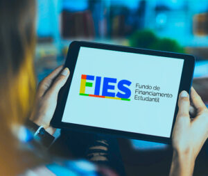6e87d027 mulher segurando tablet tela fies e1787701526483