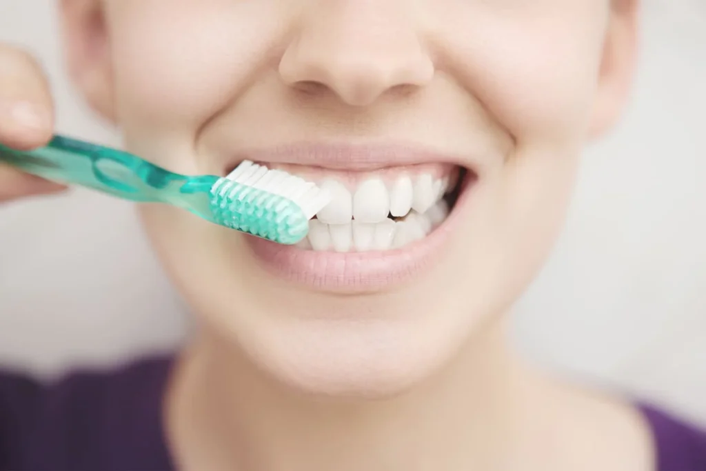 Você escova os dentes corretamente? 7 erros que podem prejudicar sua saúde bucal 3 escova