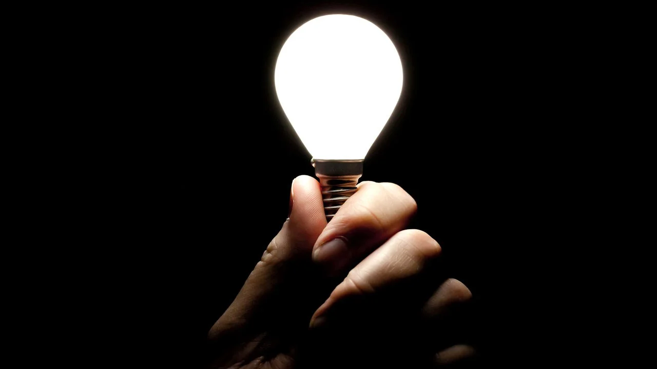 Televisão, videogame, computador, aparelho de som, carregadores e outros equipamentos continuam consumindo energia em determinadas situações mesmo quando parecem estar desligados. Esse consumo é conhecido como stand-by, quando o aparelho permanece conectado à tomada e pronto para ser ligado novamente.