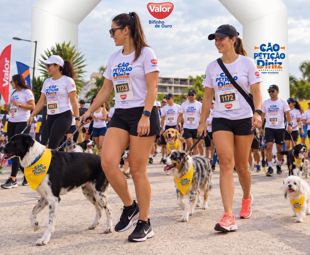 Caominhada festiva com caes e participantes e1793108403206